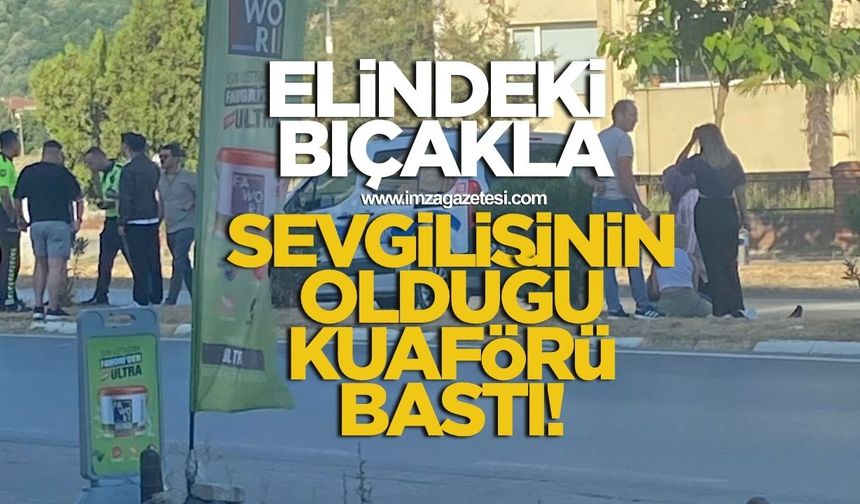 Elinde bıçakla sevgilisinin olduğu kuaförü bastı