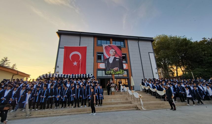 Ereğli Meslek Lisesi’nde Mezuniyet Coşkusu... 306 Öğrenci Geleceğe Uğurlandı!