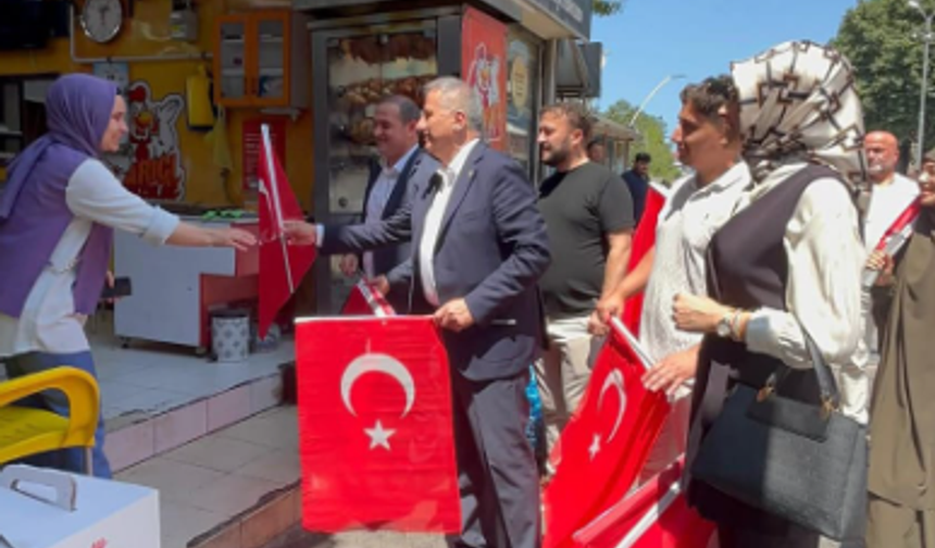 MİLLETVEKİLİ BOZKURT ALAPLI'DA ESNAF ZİYARET ETTİ BAYRAK DAĞITTI