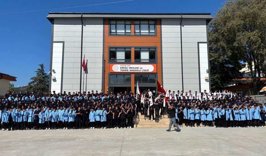 9. Sınıf Öğrencilerinin Önlük Giyme Töreni Coşkuyla Kutlandı