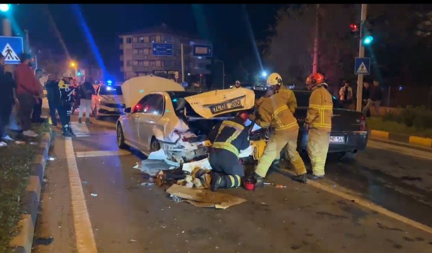 Kırmızı Işıkta Kazaya Neden Oldu, Otomobilini Bırakıp Kaçtı