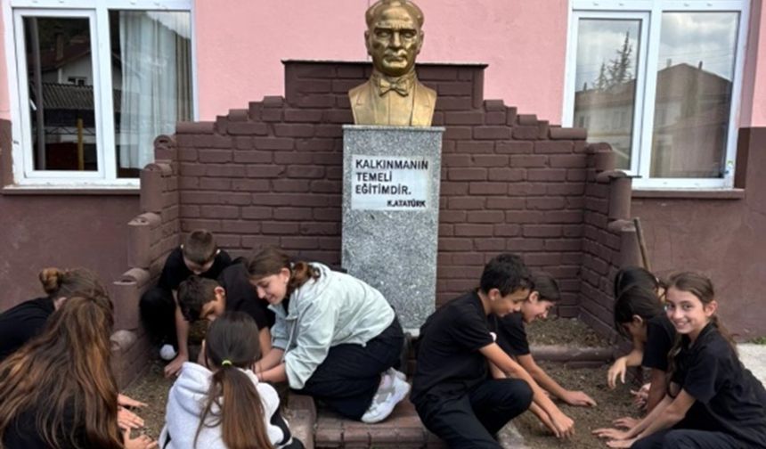 Gelik Ayiçi 100. Yıl Ortaokulu Öğrencileri çim ve çiçek tohumları ekti...