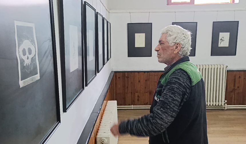 Şafak Tortu'nun Karikatür ve Desen Sergisi Sanatserverleri Büyülüyor