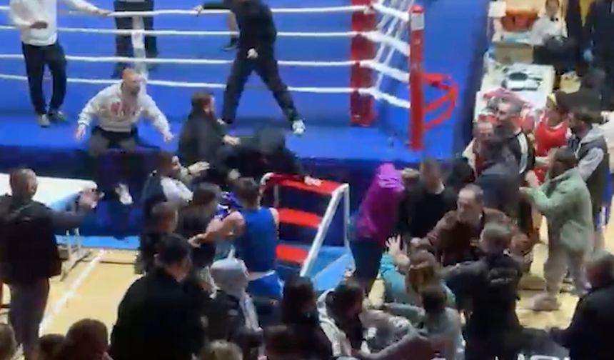 Boks turnuvasında kavga ring dışına taştı!