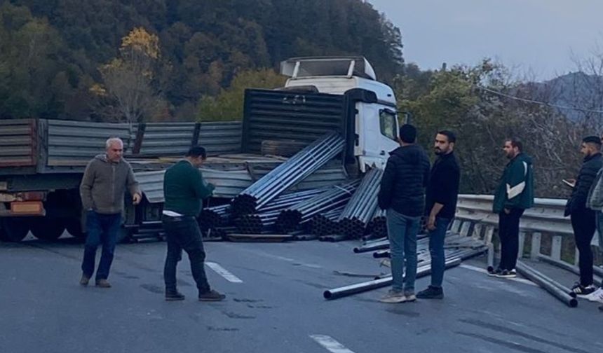 Yola çıkacaklar dikkat! Zonguldak-Ereğli Karayolunda Tır kaydı yol kapandı!