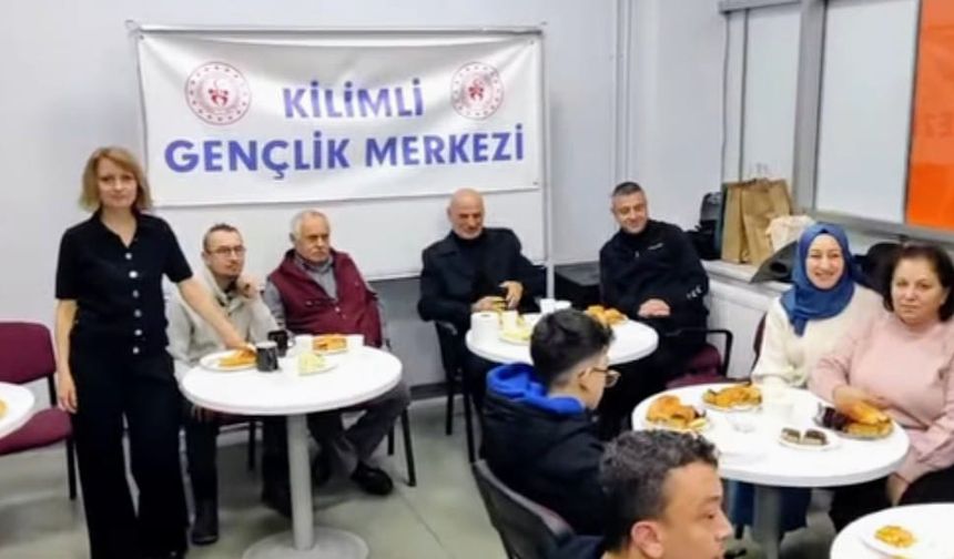 Sahnede Dayanışma, Salonda Vefa...