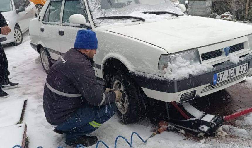 Kar Yağışı Oto Lastikçi Esnafın Yüzünü Güldürdü!