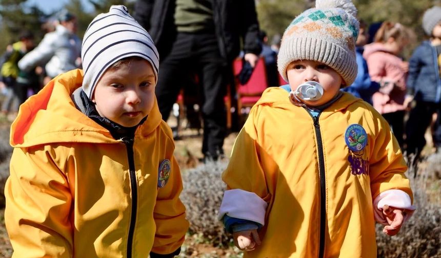 Minik Eller Geleceğe Yazılmış Umut Mektubu Dikti!