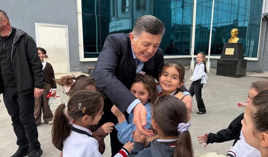 Minik Öğrenciler Belediye Başkanını Bağırlarına Bastı!