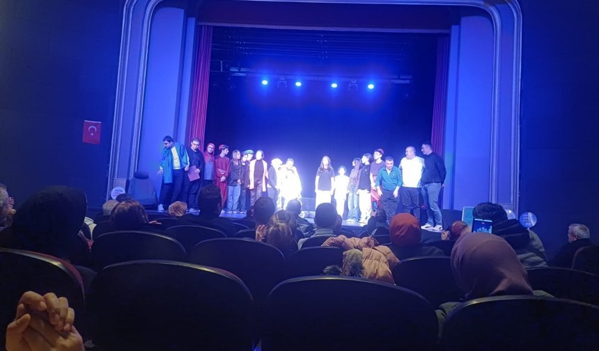 “Otogargara” Oyunu Zonguldak’ta Sahnelendi