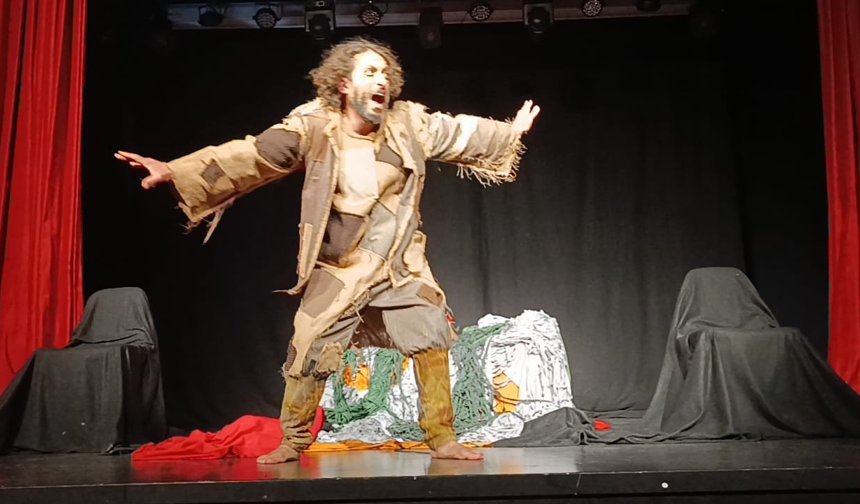 Tek Kişilik Dev Performans! Notre Dame’ın Kamburu Büyük Beğeni Topladı