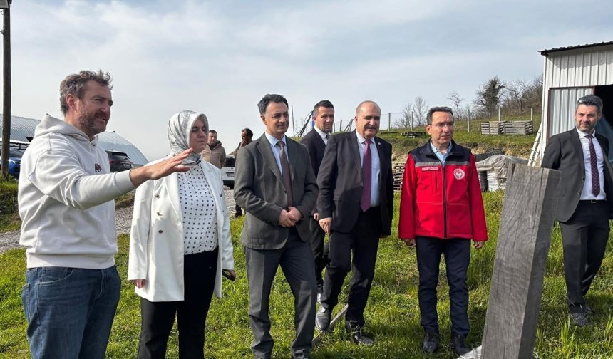 Komşu Müdürler Yaban Mersini Bahçesindeler!