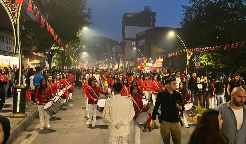 Kilimli’de Fener Alayı... 19 Mayıs Coşkusu Sokaklara Taştı