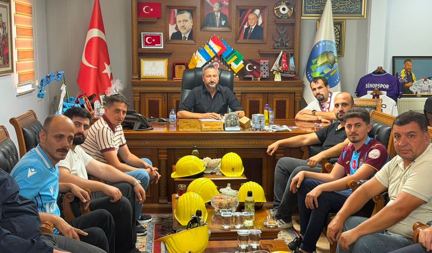 Madencilerden Eskipazar'da Anlamlı Vefa... Başkan Civa'ya Forma Hediye Ettiler