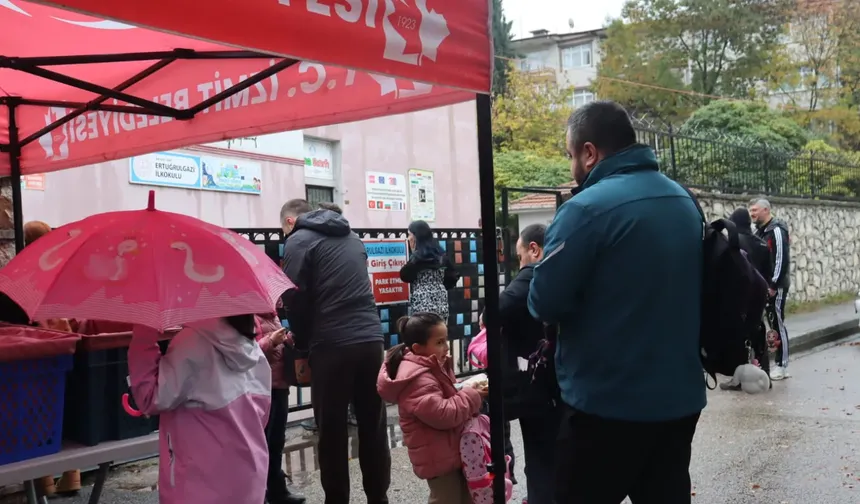 İzmit Belediyesi Yağışa Rağmen Beslenme Saati'ni Sürdürdü