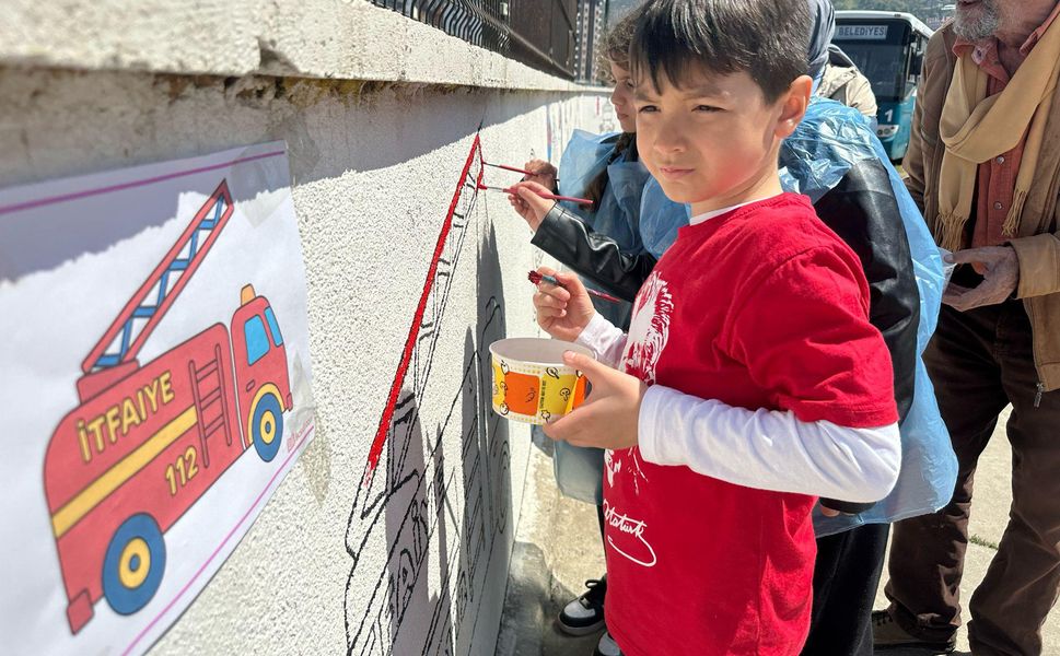 İtfaiyede 23 nisan coşkusu! Minikler boyama etkinliğiyle renk kattı...
