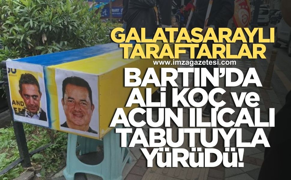 Galatasaraylı taraftarlar Fenerbahçe renklerinde hazırladığı tabuta Ali Koç ve Acun Ilıcalı'nın resmini yerleştirdi