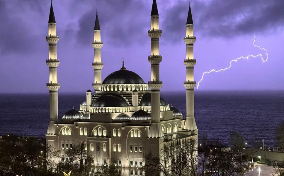 Uzunmehmet Camii’nin silueti üzerinde beliren şimşekler görsel bir şölen oluşturdu