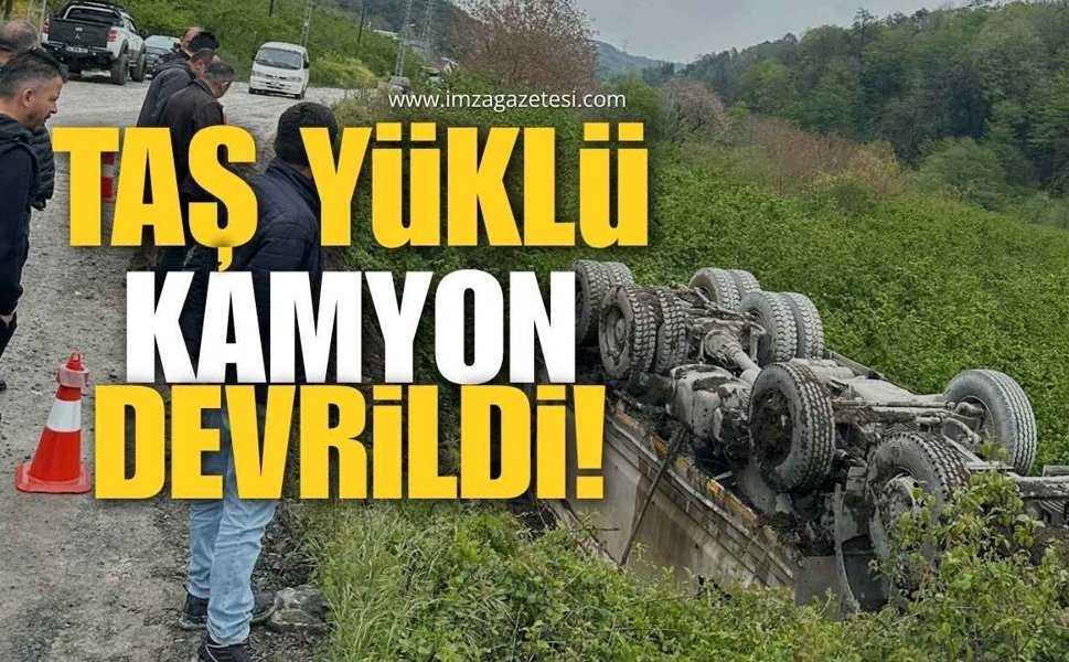 Alaplı’da Korkutan Kaza! Taş Yüklü Kamyon Devrildi