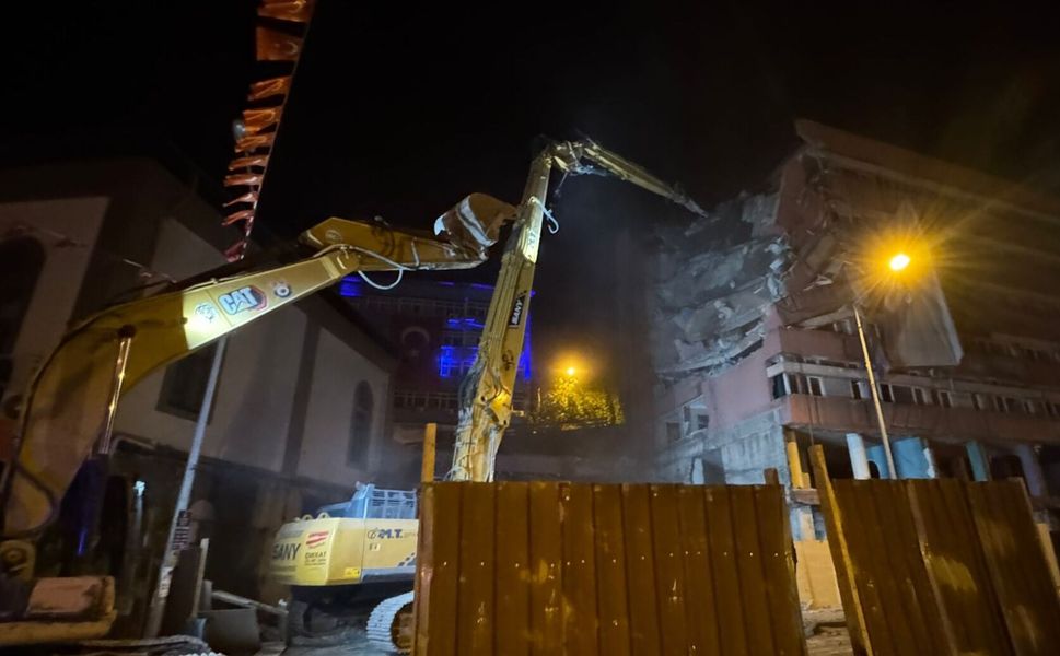 Zonguldak’ta Vakıflar İşhanın yıkım çalışması başladı