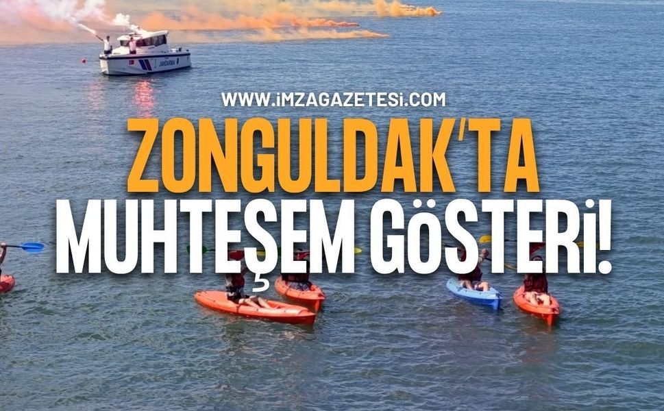 Mavi Vatanda Muhteşem Römorkör Su Gösterisi