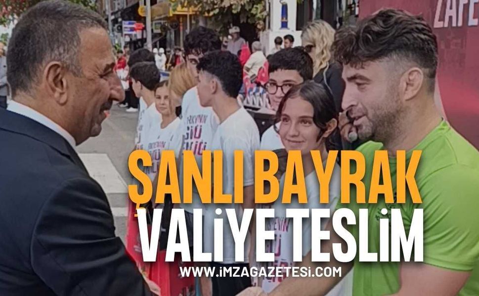 Zonguldak’ta 10.4 Kilometre Taşınan Şanlı Bayrak Valiye Teslim Edildi