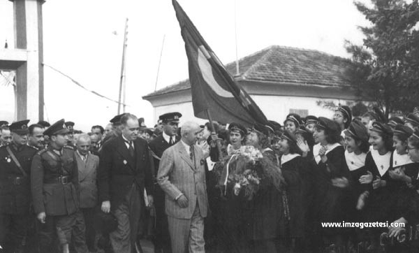 İsmet_İnönü_Hatay'da_(1939)