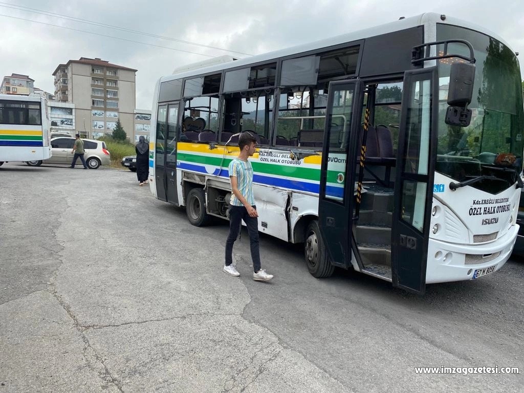 Halk otobüsü kepçeyle çarpıştı! Yaralılar var