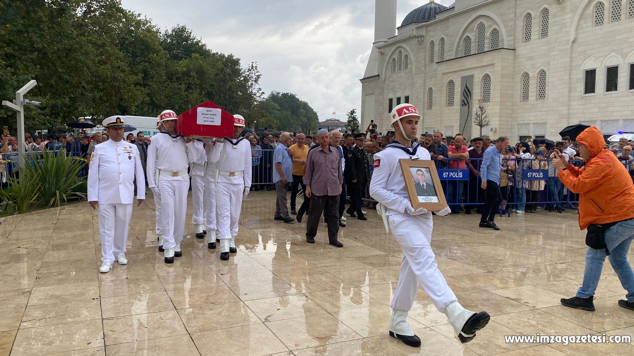 Şehit Mustafa Sezer, Zonguldak'ta son yolculuğuna uğurlanıyor... CANLI YAYIN... (3)