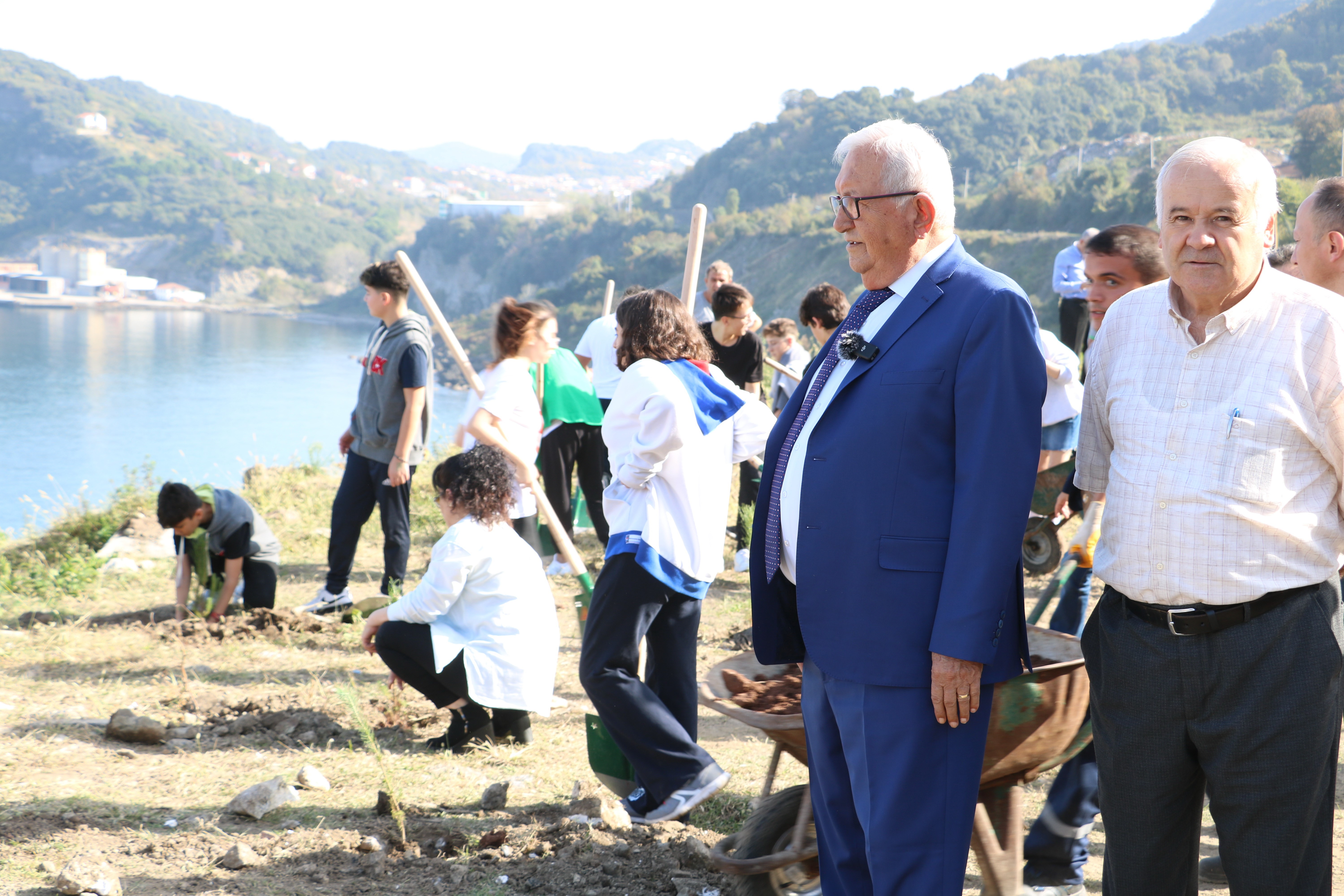 Halil Posbıyık ve öğrenciler cumhuriyetin 100. yılı için fidan dikti (2)