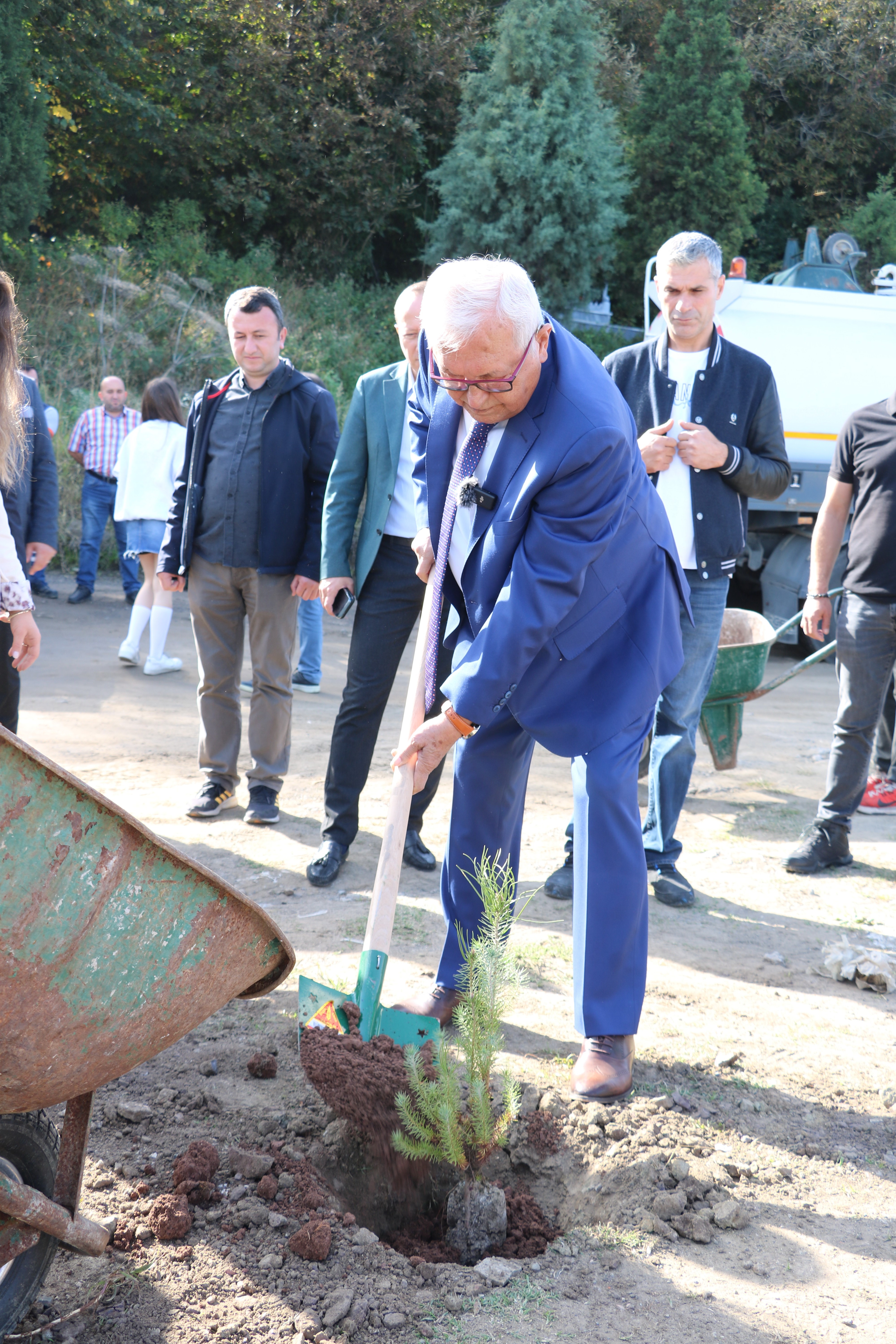 Halil Posbıyık ve öğrenciler cumhuriyetin 100. yılı için fidan dikti (3)