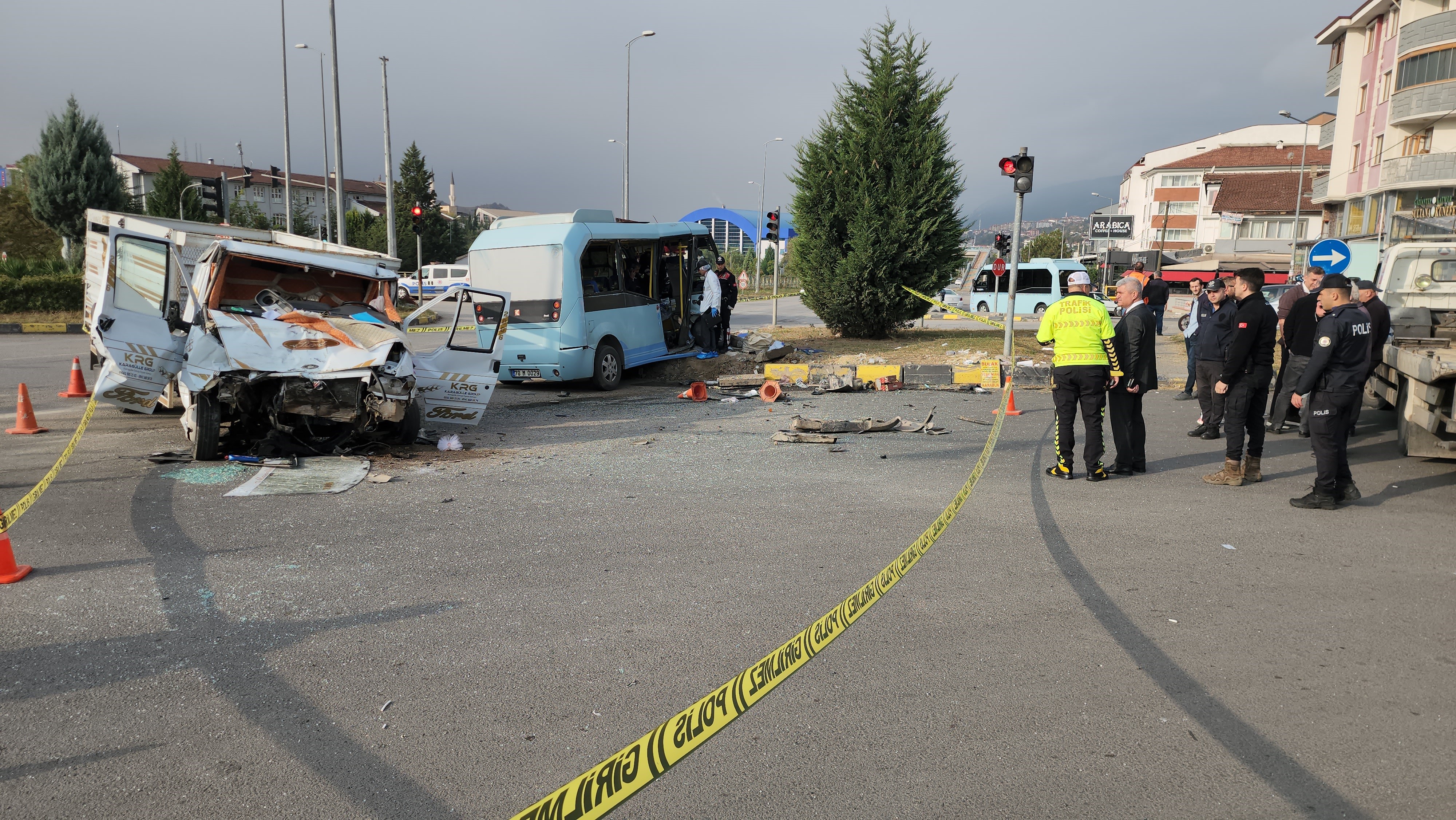 Kırmızı ışık ihlali korkunç kazaya sebep oldu! (4)