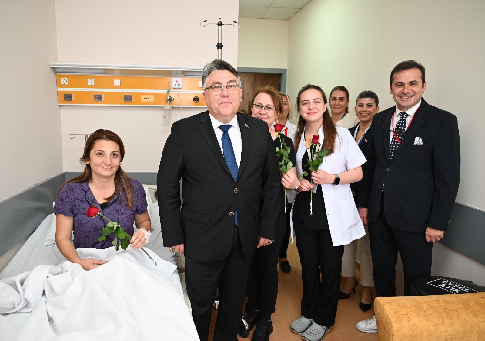 Rektör Özölçer 26 Ekim Hasta Hakları Günü için hastaları ziyaret etti! (2)