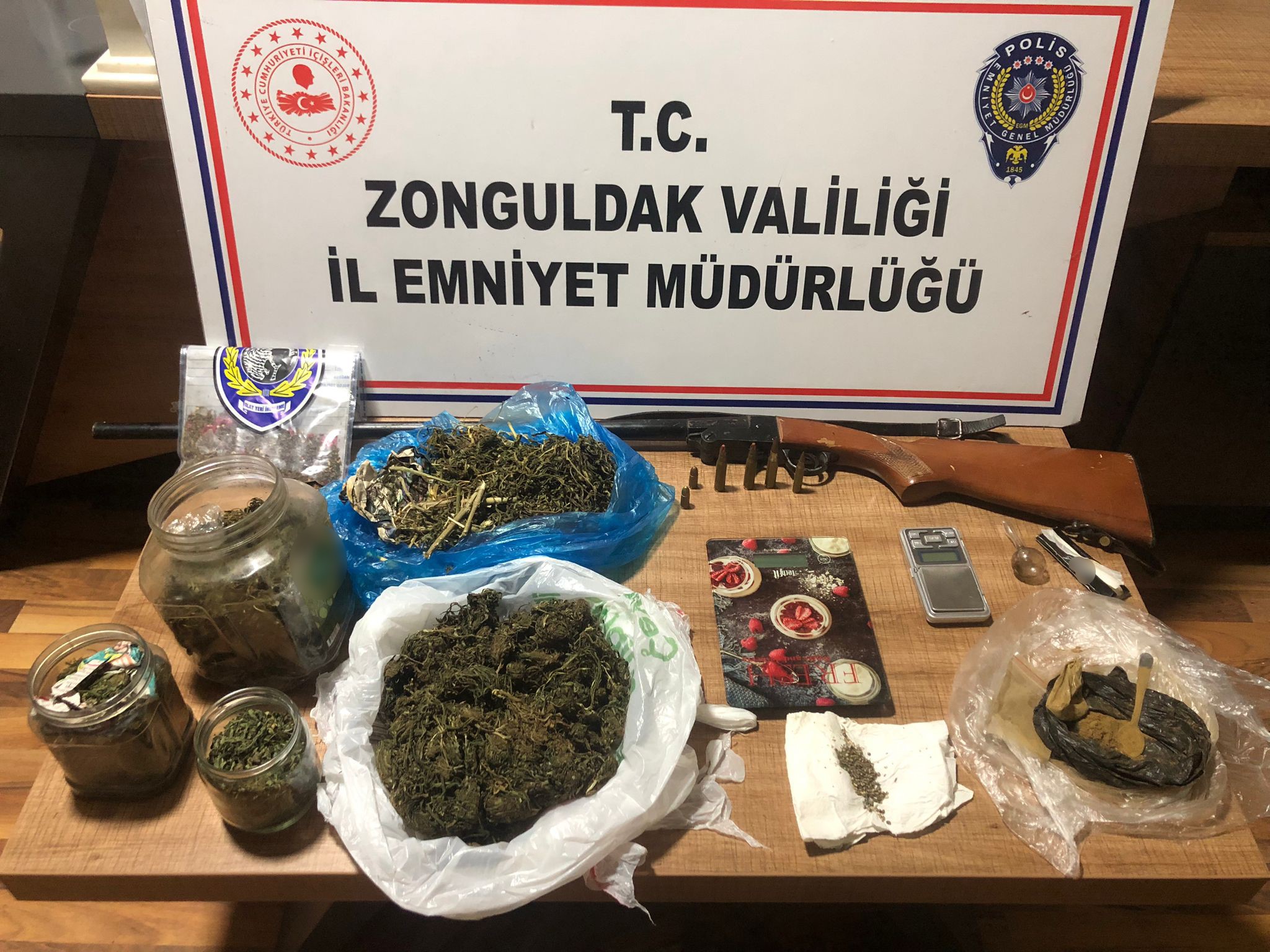  Zonguldak’ın Devrek ilçesinde 2 kilo uyuşturucu madde ele geçirildi.