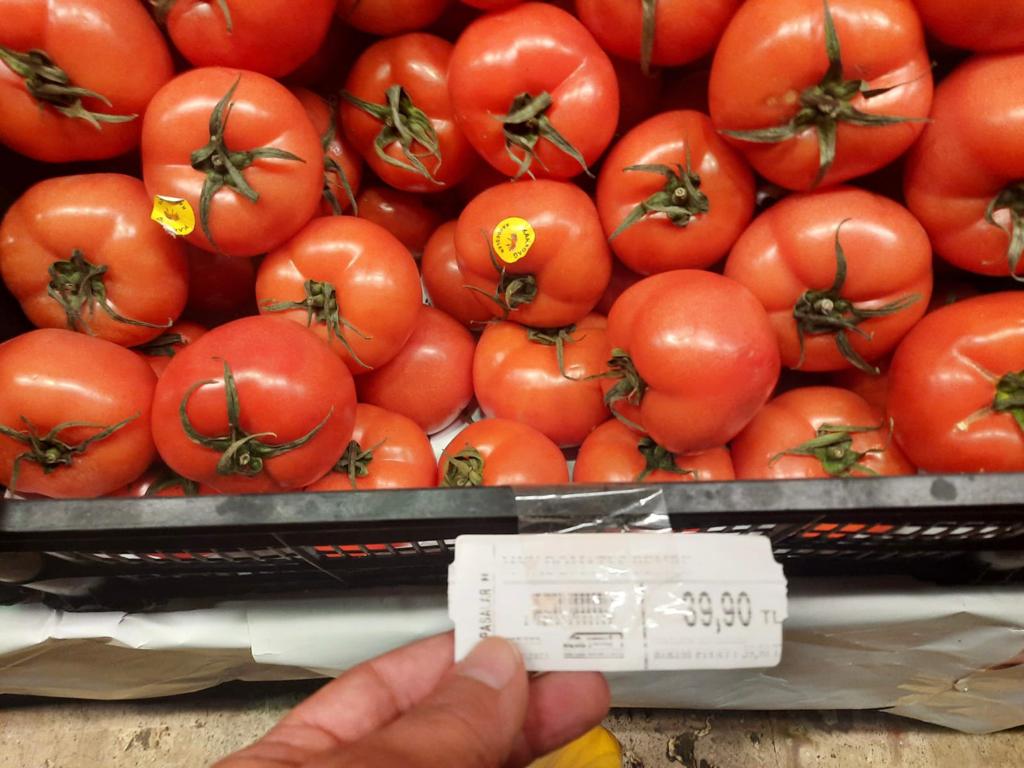Bu domates altın tozlu domates mi Nedir bu fiyat farkı! (2)