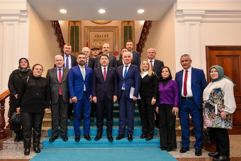 Karabük Bartınlılar Derneği Başkanı Yüksel Korkut ve beraberindeki heyet, Adalet Bakanı Yılmaz Tunç'u makamında ziyaret etti.