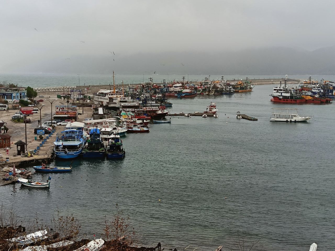Poyraz Karadeniz'i vurdu! Balıkçı tekneleri zor anlar yaşadı (2)