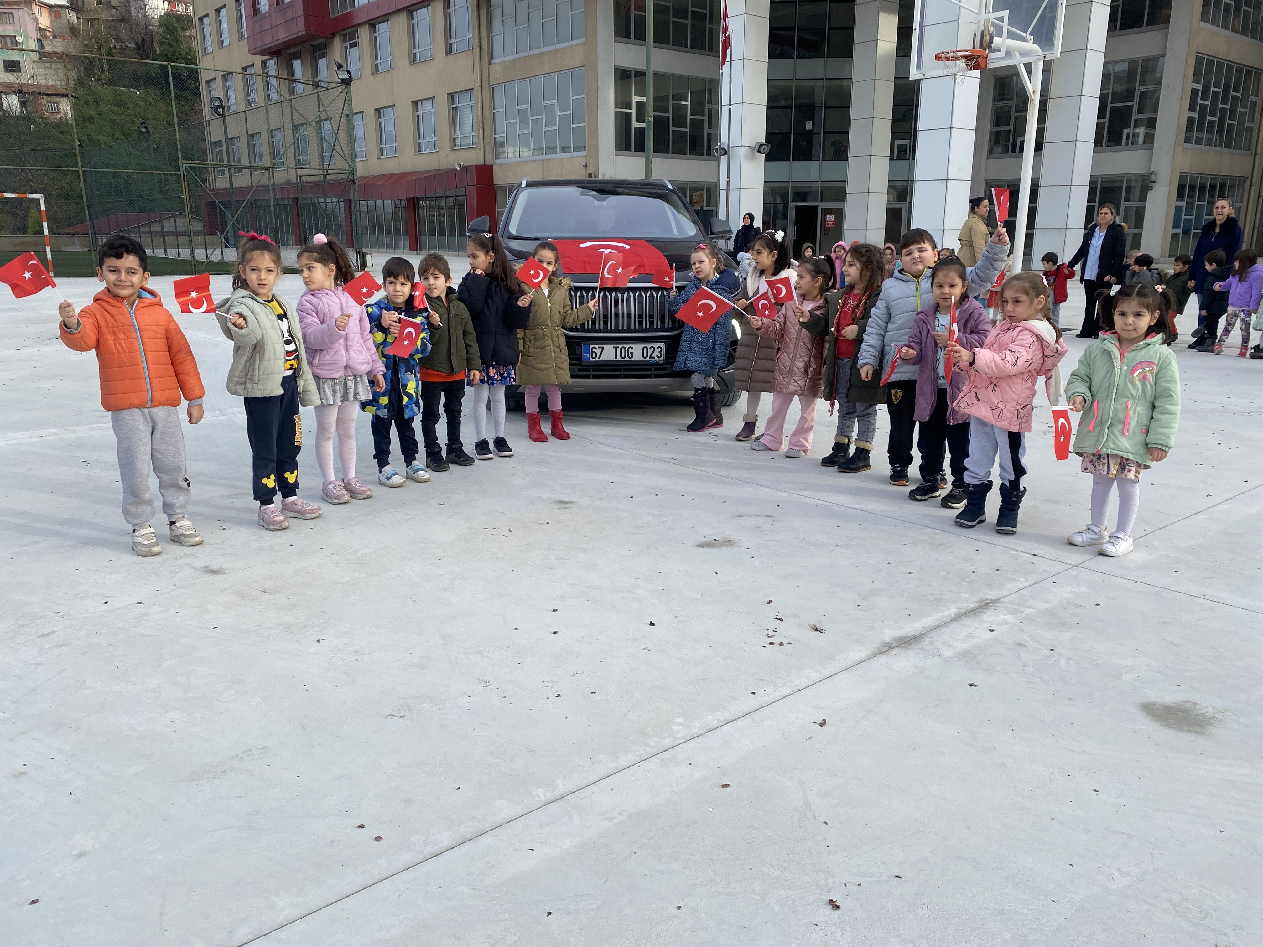 Zonguldaklı minik öğrenciler yerli malı haftasında Togg ile tanıştı! (1)
