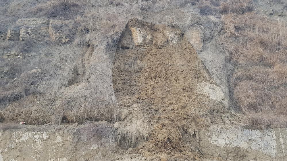 Karabük Zonguldak Karayolunda, Fatih Mahallesi Yakınlarında Meydana Gelen Yağışların Ardından Toprak Kayması Yaşandı. (1)