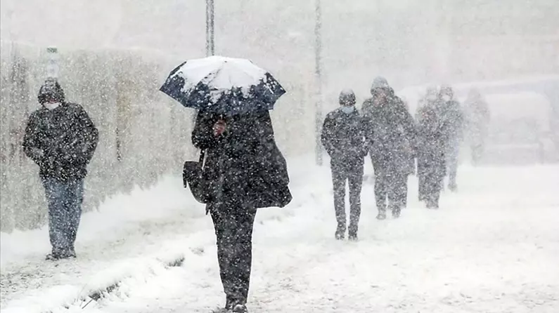 Meteoroloji Genel Müdürlüğü'nün yeni hava durumu raporuna göre ülkemiz yarından itibaren Balkanlar üzerinden gelen soğuk hava sisteminin etkisi altına giriyor. 