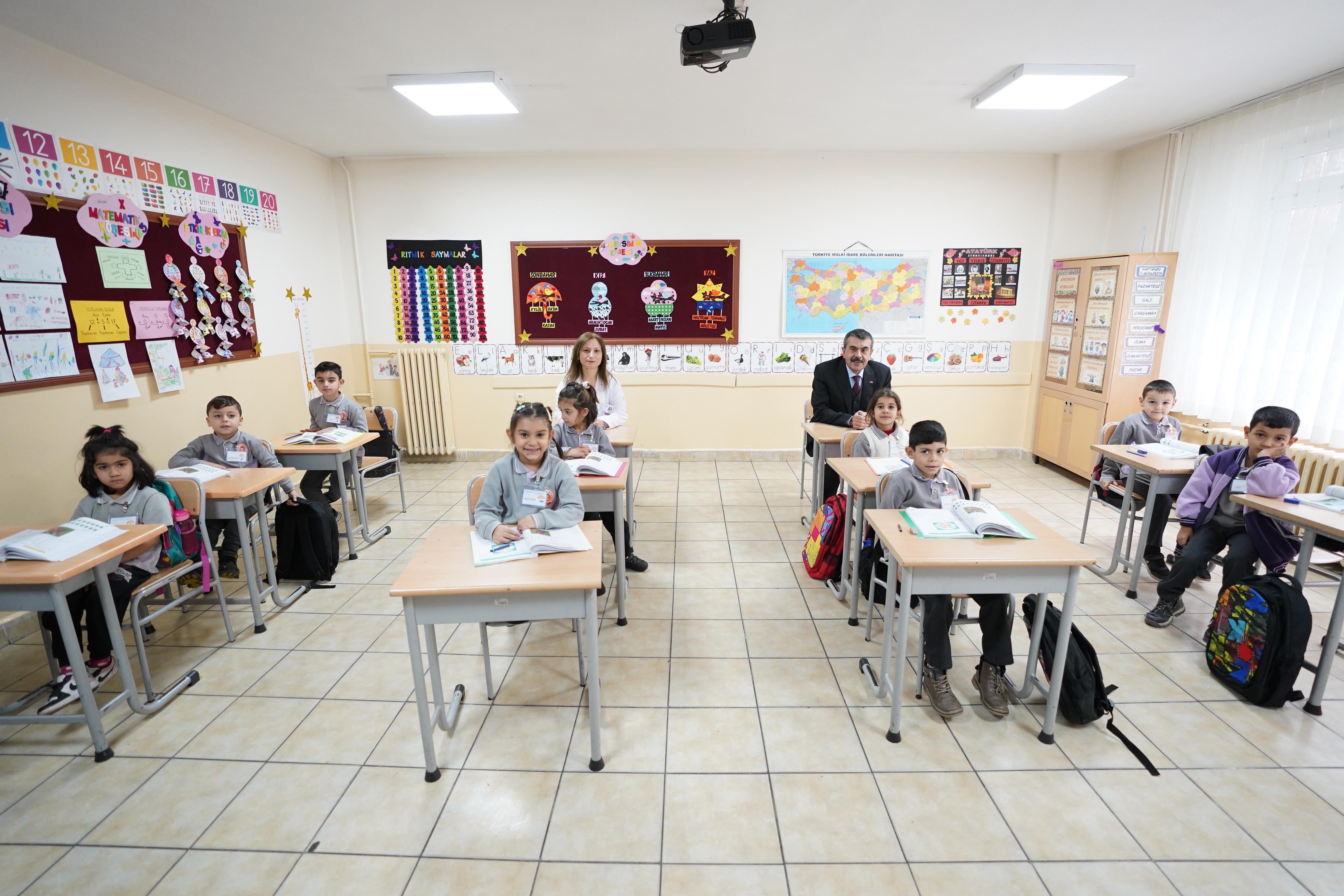 Milli Eğitim Bakanı Yusuf Tekin, Öğrenci Ve Öğretmenlerle Buluştu! (4)