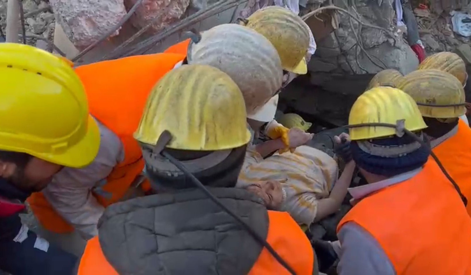  Zonguldaklı maden işçileri, asrın felaketinde enkazın altından kurtardıkları 20 yaşındaki Songül Göksu'ya iki ayağının ampute edilmesi sonrası tedavi sürecinde de iletişimi koparmayarak destek verdi.