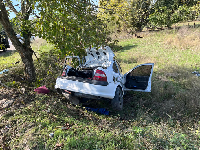 Devrek'te Feci Kaza! Kontrolden Çıkan Araç Ağaca Çarptı (2)