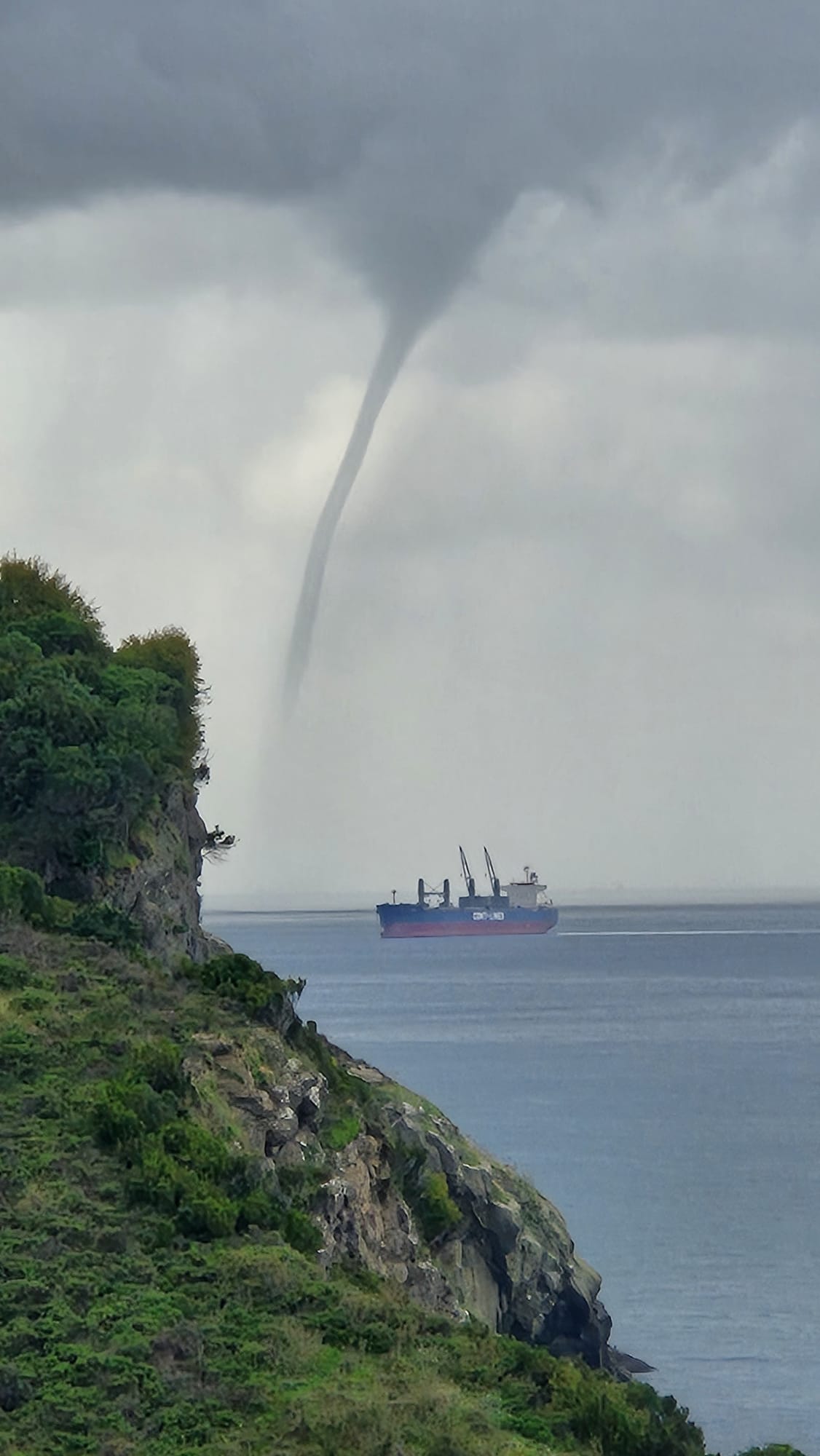 Gören Telefonuna Sarıldı! Zonguldak'ta Hortum! (1)