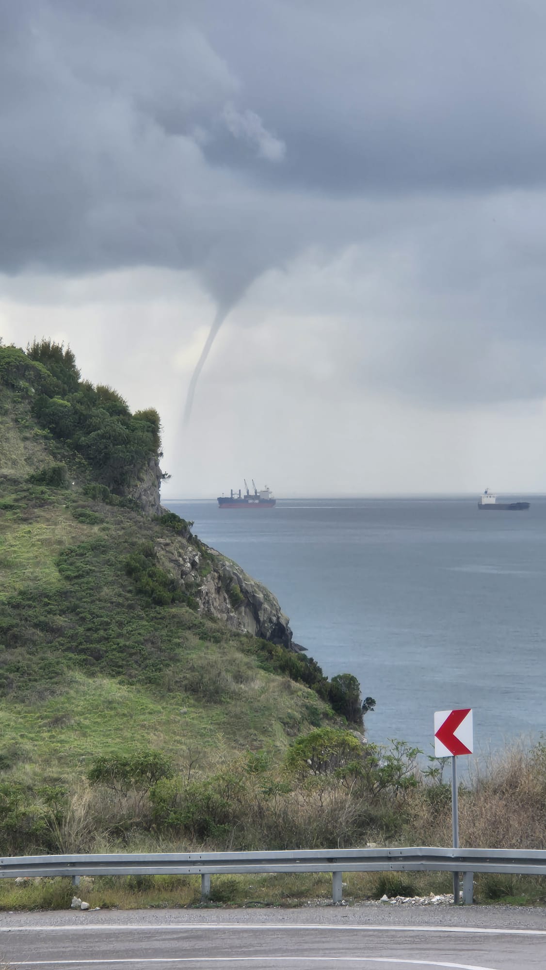 Gören Telefonuna Sarıldı! Zonguldak'ta Hortum! (2)