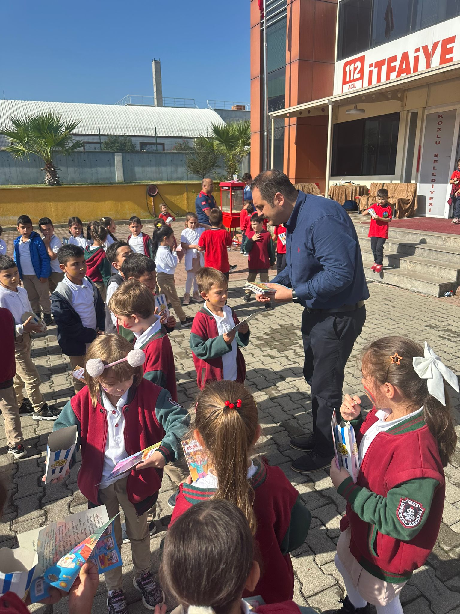 Başkan Dökmeci öğrencilerle birlikte Kozlu İtfaiye Müdürlüğü'nde...