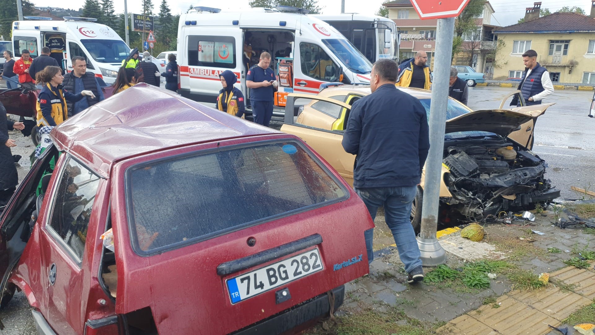 Zonguldak’tan Bartın Yönüne Giden Araç Ortadan Ikiye Bölündü! (2)