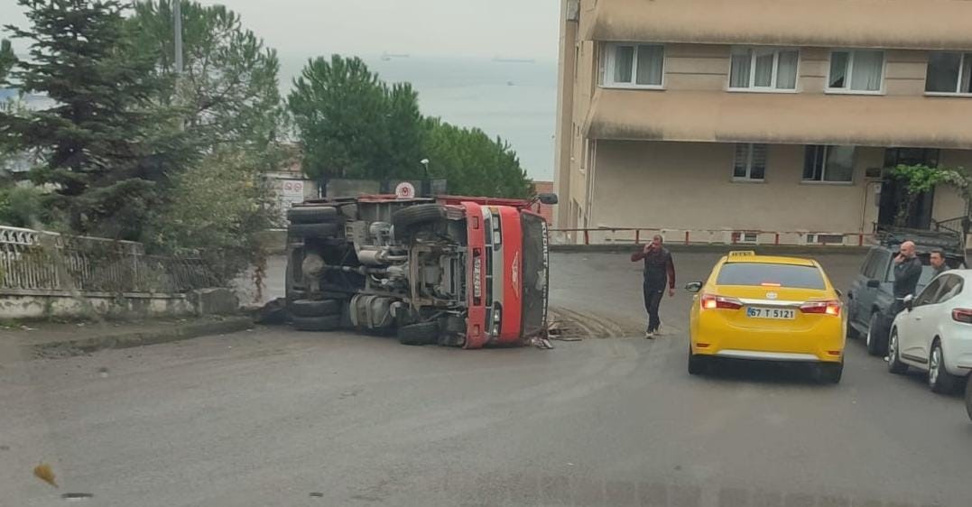 Ereğli'de nakliye kamyonu yan yattı!