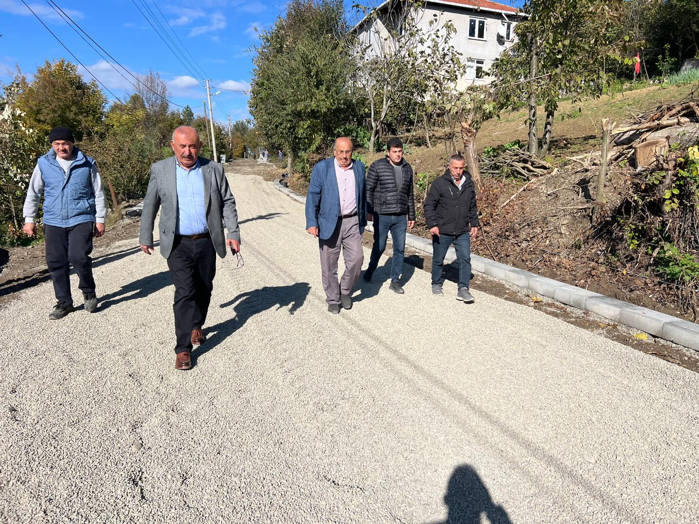 Gökçebey Belediye Başkanı Vedat Öztürk, Üçburgu Mahallesi’nde Devam Eden Yol Yapım Çalışmalarını Yerinde Inceledi. (3)