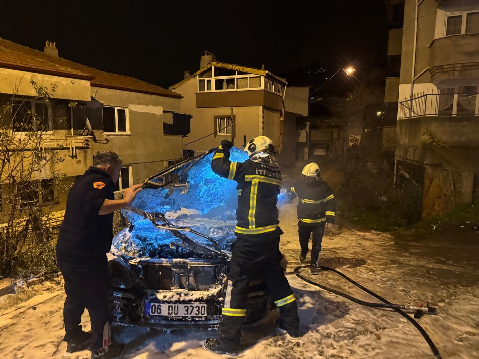 Kozlu'da Park Halindeki Otomobil Alevlere Teslim Oldu! | Kozlu Haber